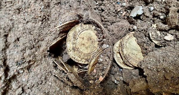 کشف سکه های تاریخی طلا از یک آشپزخانه